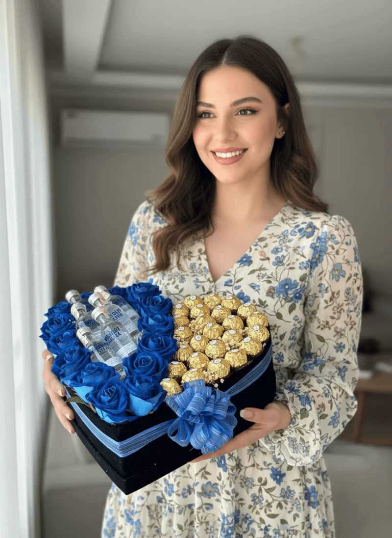 Mavi Gül & Çikolata Kalp Kutusu (Özel Seri)