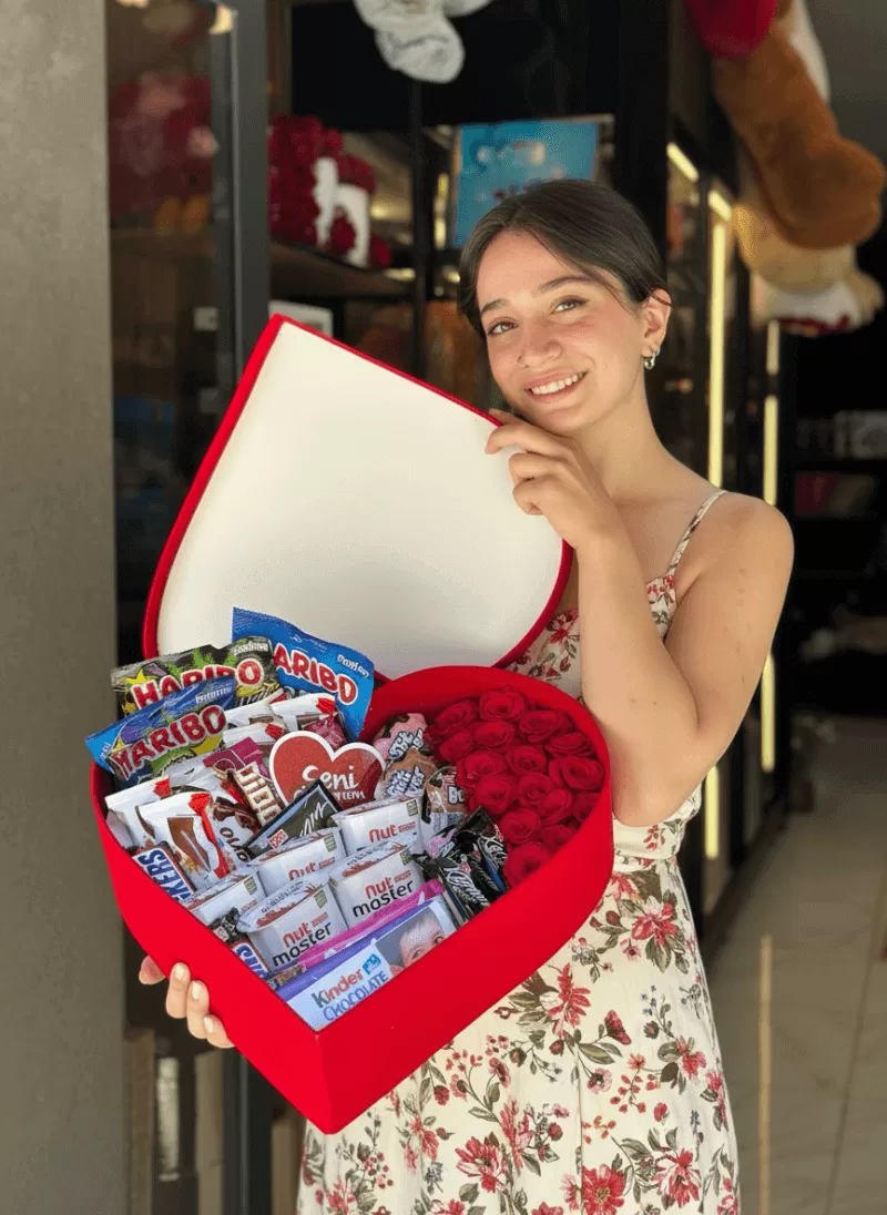 Kalpli Karışık Çikolata & Gül Sürpriz Kutusu