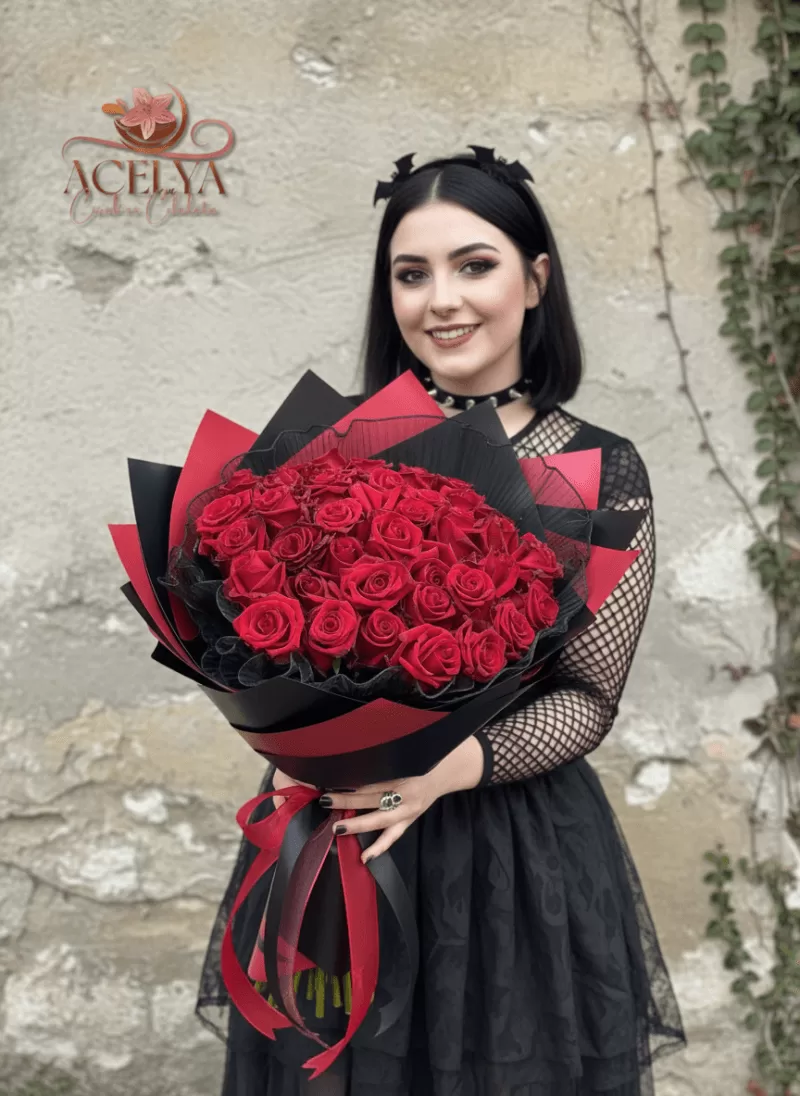 Gothic Aşk – Siyah Kırmızı 41 Gül Buketi