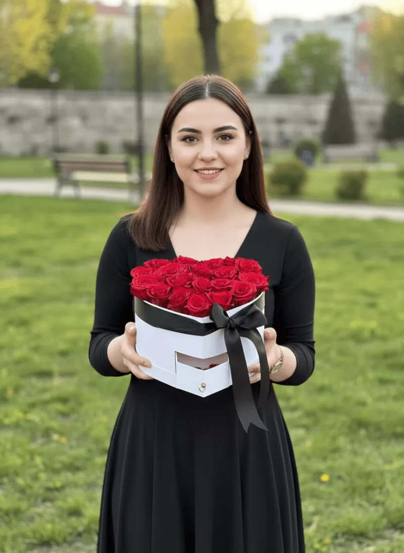 Beyaz Kutuda Kırmızı Gül Kutusu (Kalpli Seri)