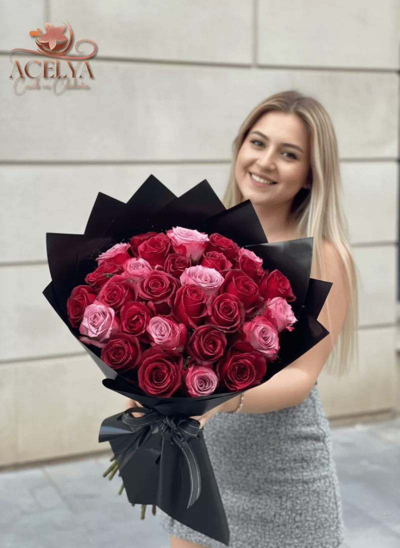 Siyah Ambalajlı Bordo & Pembe Gül Buketi