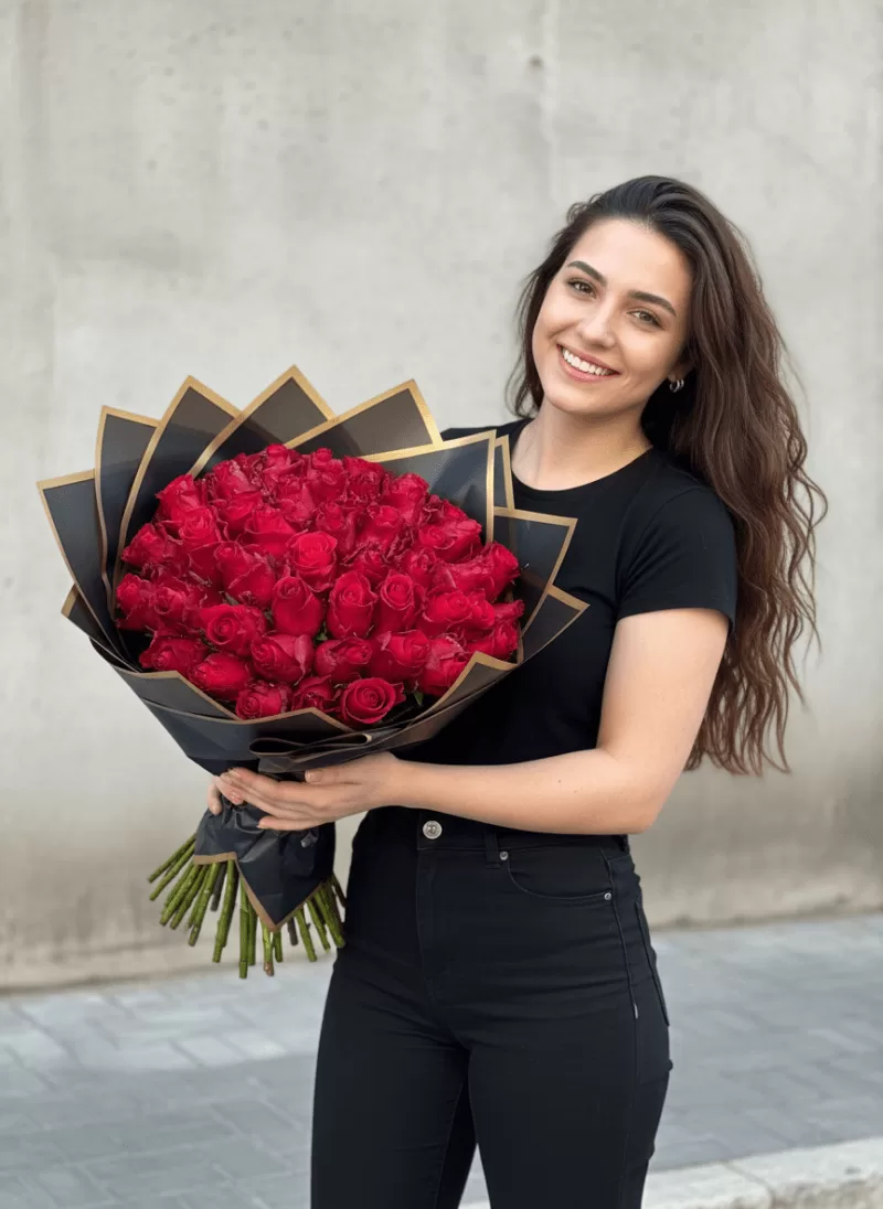 Gold Detaylı Tutkulu Kırmızı Gül Buketi