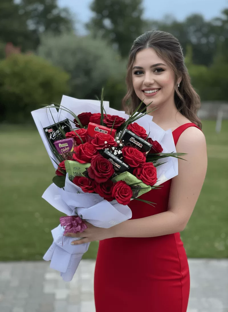 Tatlı Sürpriz – Çikolatalı Kırmızı Gül Buketi