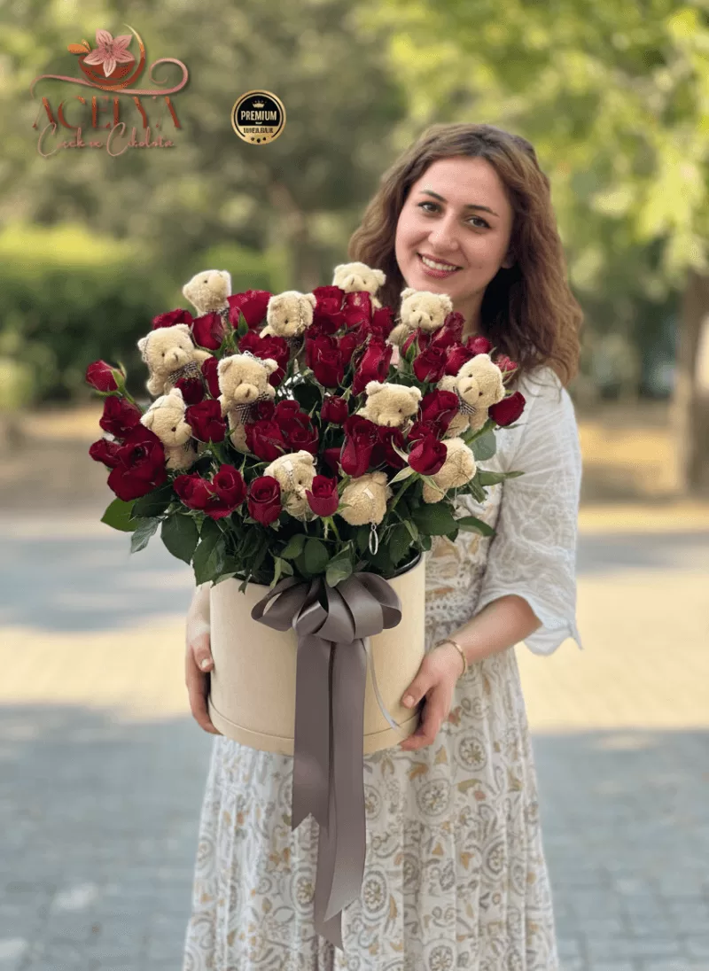 Ayıcık Bahçesi – Mini Ayıcıklı Gül Kutu Aranjmanı