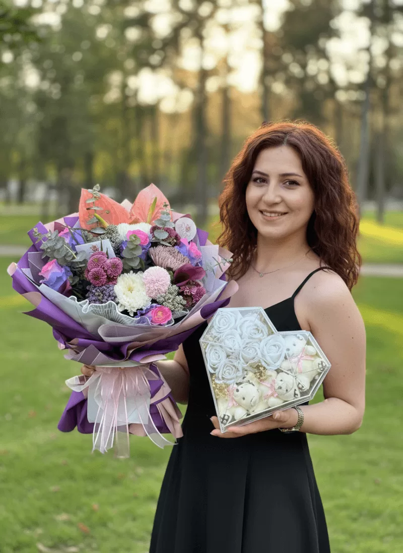 Karışık Çiçek & Kalpli Şeffaf Kutu Seti