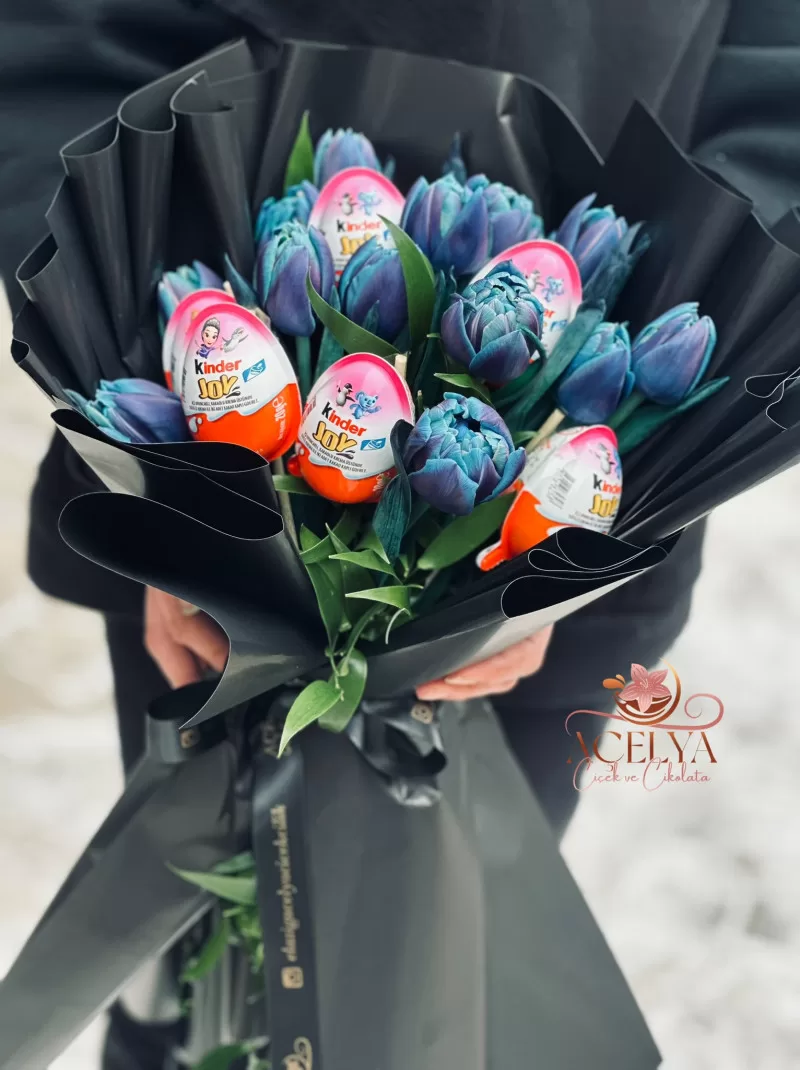 Kinder Joy’lu Mavi Lale Buketi (Siyah Ambalaj)