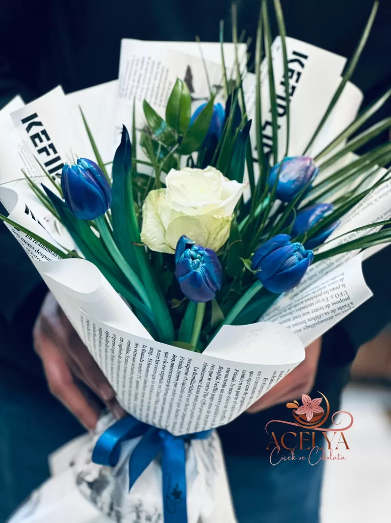 Beyaz Gül & Mavi Lale Gazete Buketi