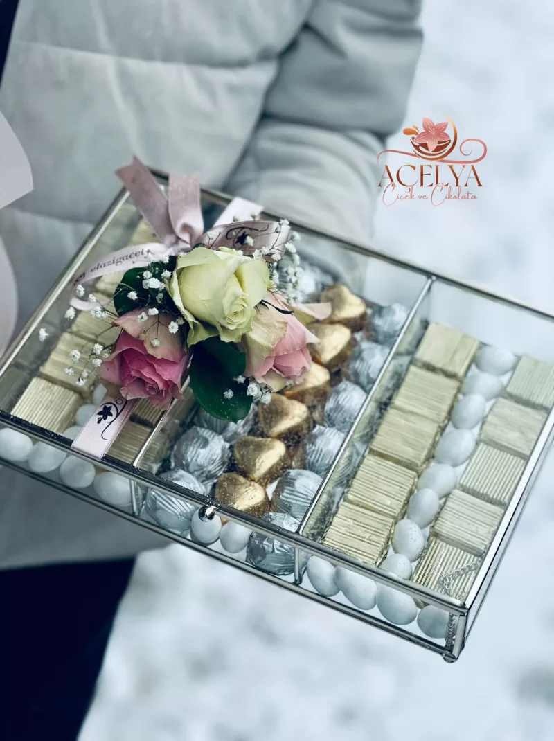 Zarafet Cam Kutu Çikolata & Gül Aranjmanı