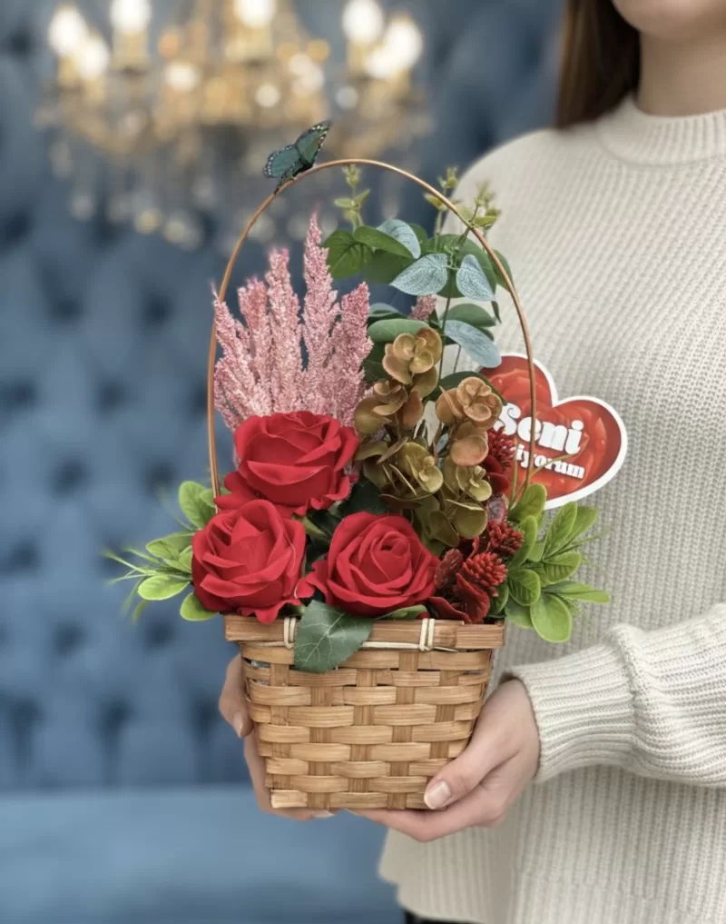 Doğal Aşk Hasır Sepet Kırmızı Gül Aranjmanı