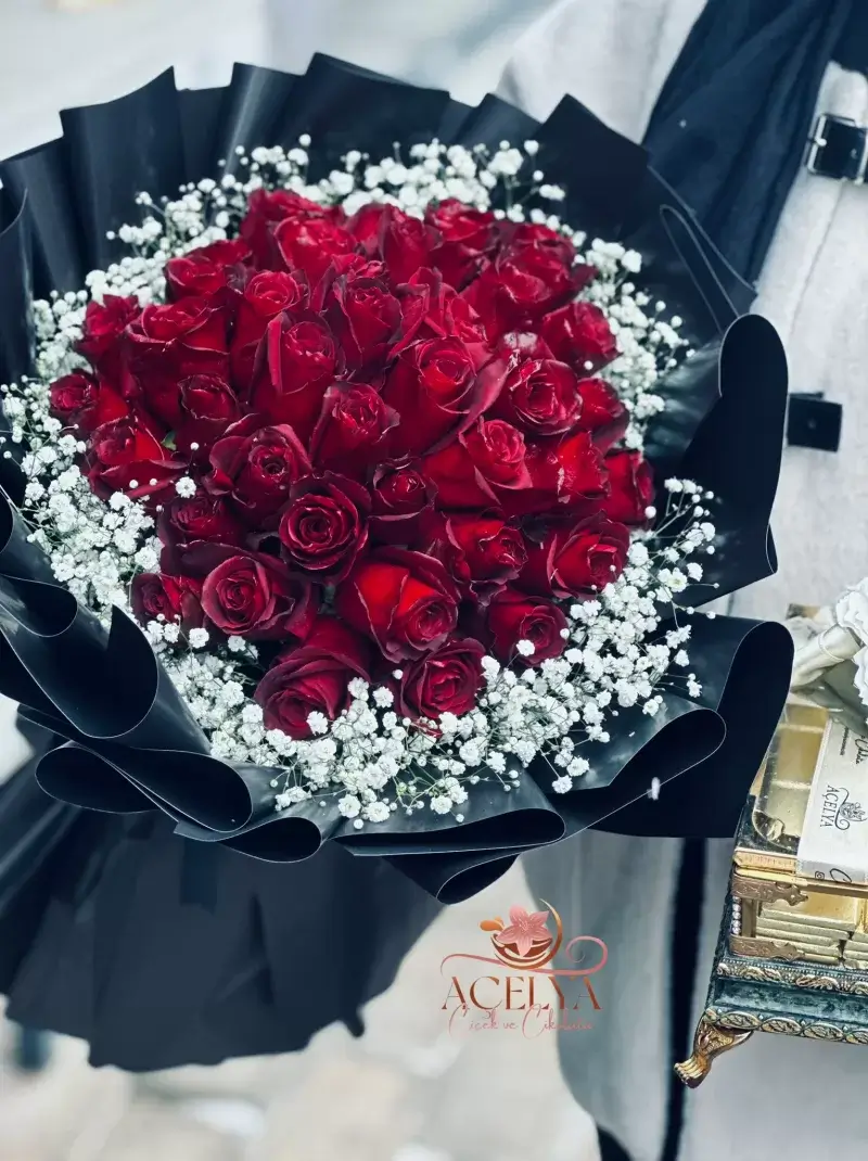 Premium Siyah Ambalajlı Gül Buketi + Söz Çikolatası