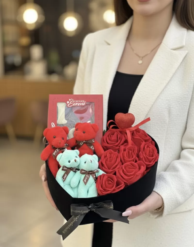 Sevgi Dolu Ayıcıklı Gül & Çikolata Kalp Kutu