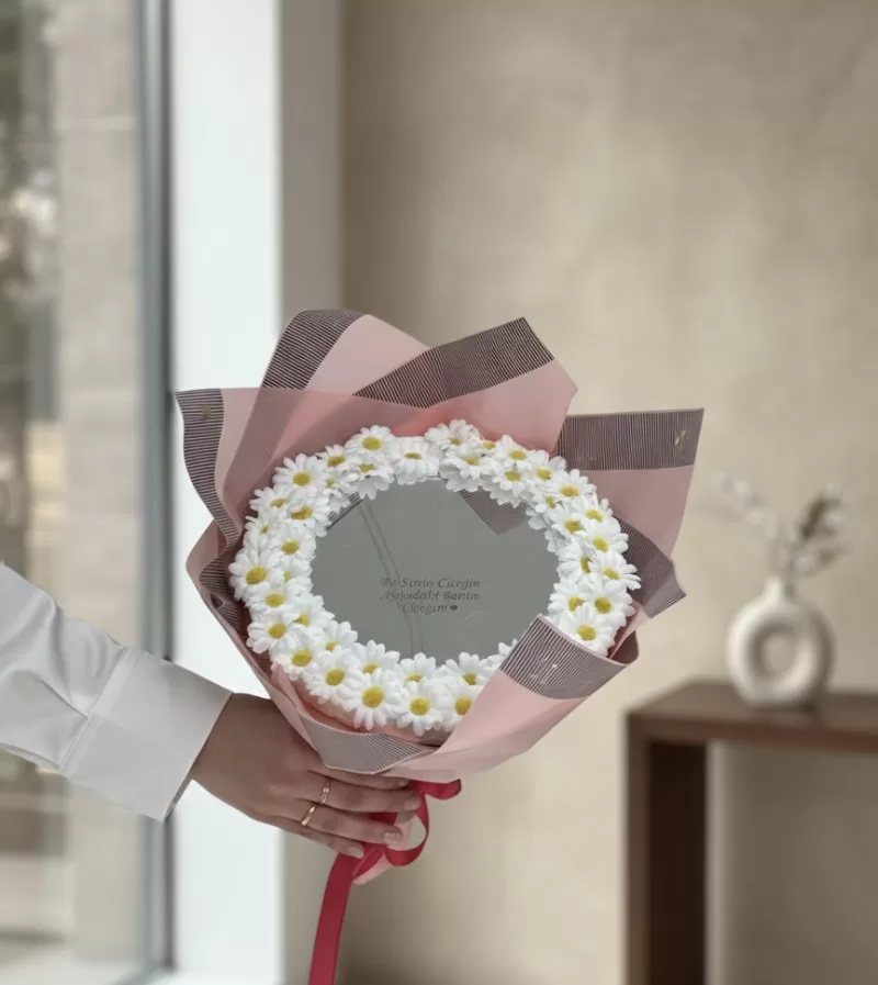 Bu Senin Çiçeğin Aynadaki Benim Çiçeğim Papatya