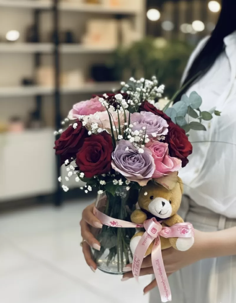 Renkli Gül Aranjmanı Cam Vazoda 