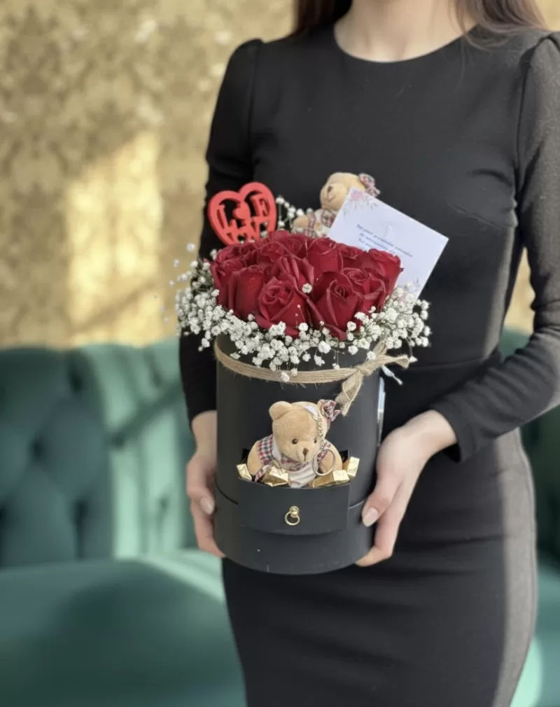 Kırmızı Güllü Ayıcık Detaylı Siyah Silindir Kutu