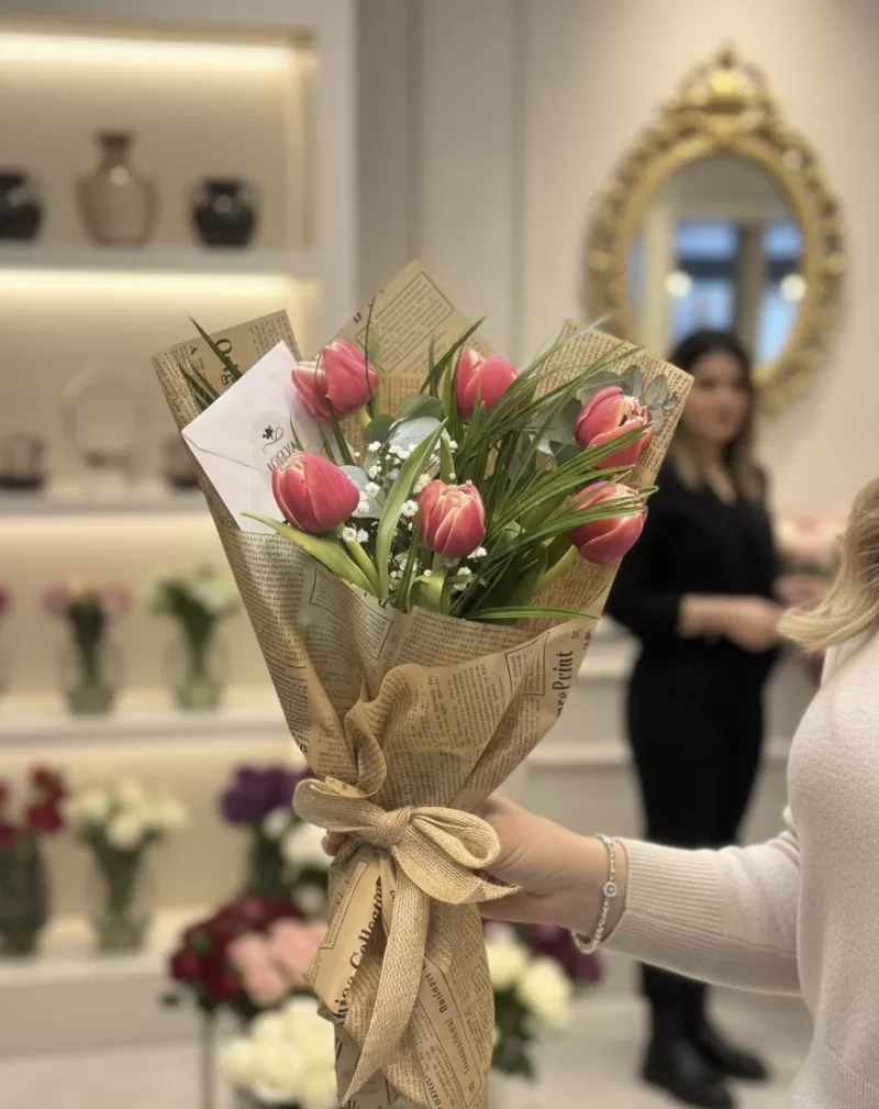 Gazete Desenli Pembe Lale Buketi