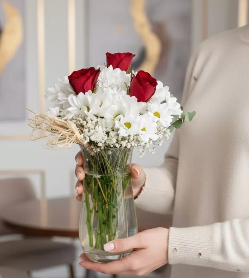 Saf Sevgi – Vazoda Kırmızı Gül & Beyaz Papatya