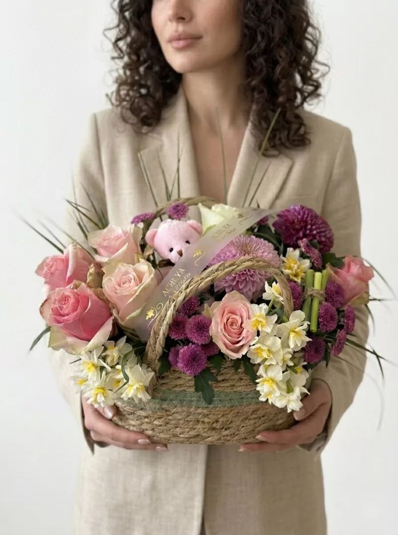 Hasır Sepette Ayıcıklı Pembe Gül & Bahar Çiçekleri