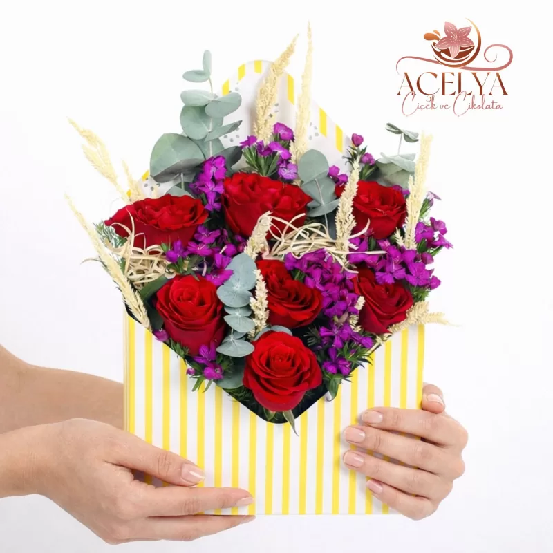 Zarf Kutuda Kırmızı Gül & Mor Bahar Çiçekleri Aranjmanı