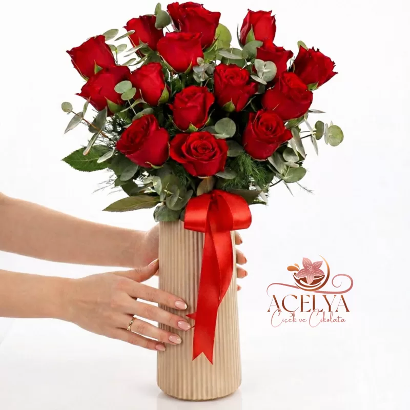 Silindir Vazoda Kırmızı Gül Aranjmanı 15 Adet