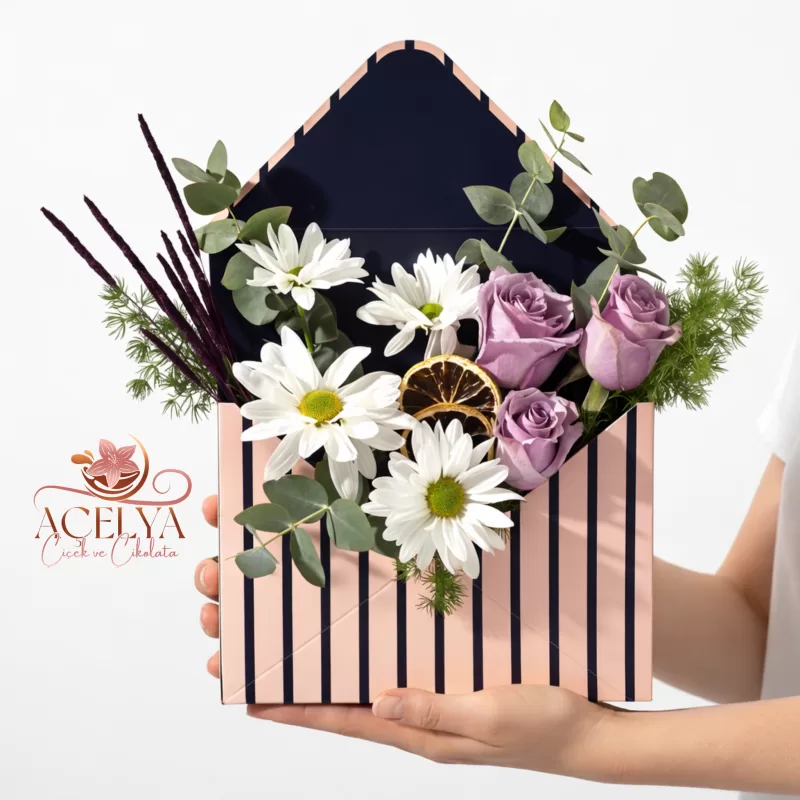 Zarf Kutuda Papatya & Lila Gül Aranjmanı