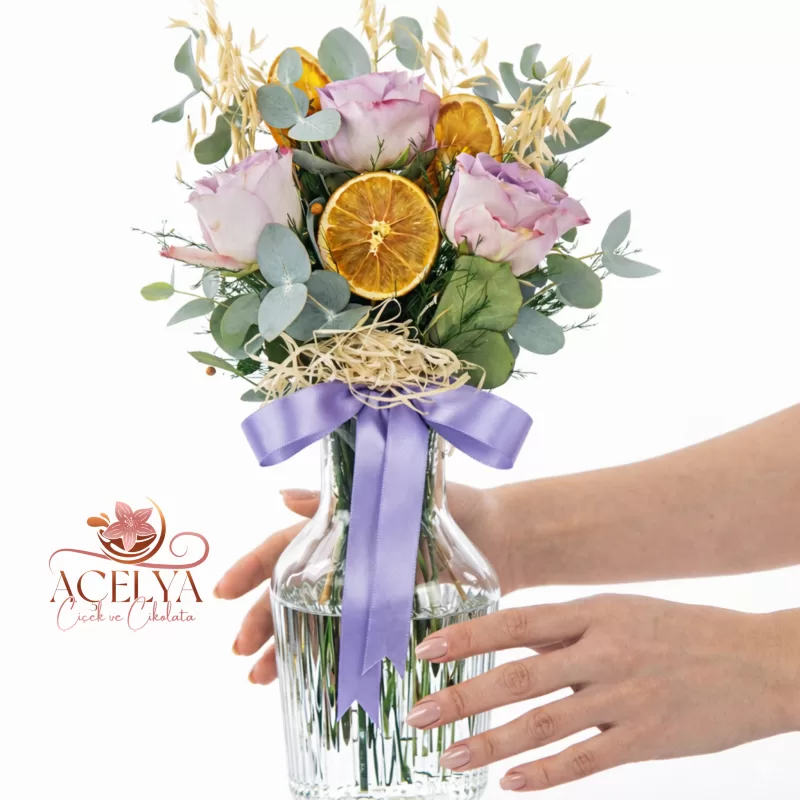 Cam Vazoda Lila Gül & Portakal Dilimli Aranjman