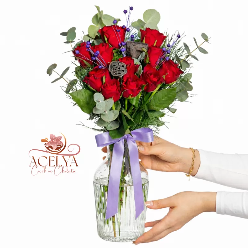 Cam Vazoda Kırmızı Gül Buketi 11 Adet