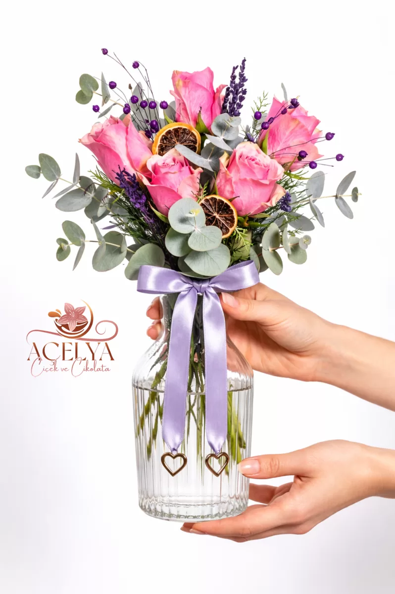 Cam Vazoda Pembe Gül Zarafeti