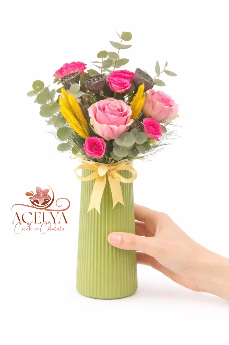 Yeşil Vazoda Pembe Gül Doğal Aranjman