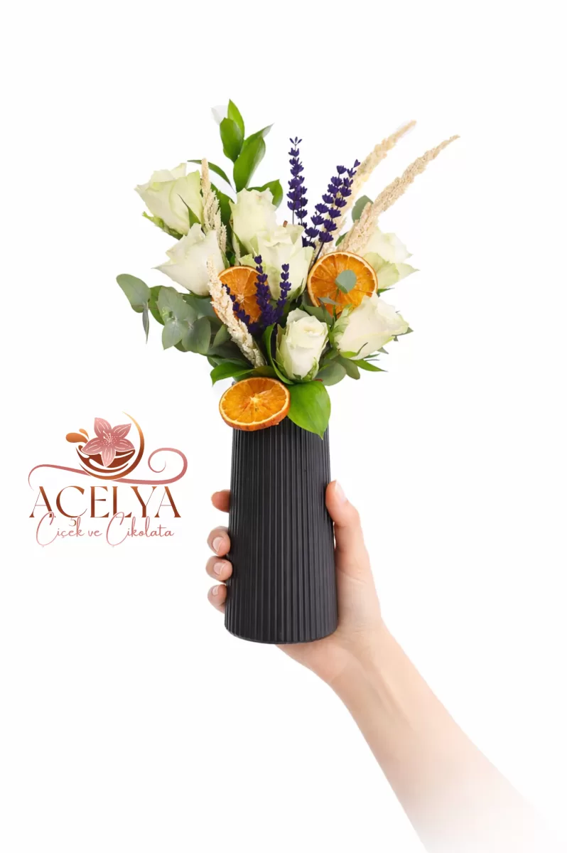 Siyah Vazoda Beyaz Gül Zarafet Aranjmanı