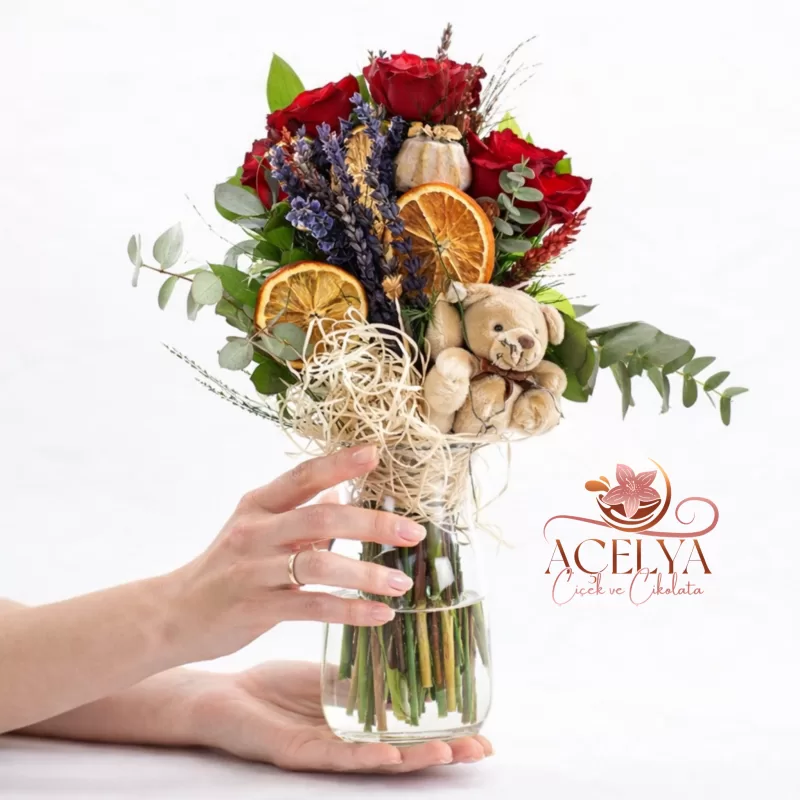 Cam Vazoda Ayıcıklı Kırmızı Gül Lavanta Buketi 5 Adet