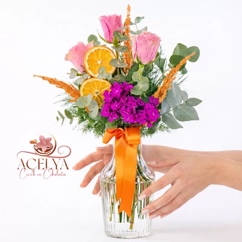 Cam Vazoda Pembe Gül & Turuncu Çiçek Bahçesi