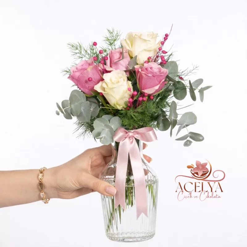Cam Vazoda Pembe & Krem Gül Romantik Buket