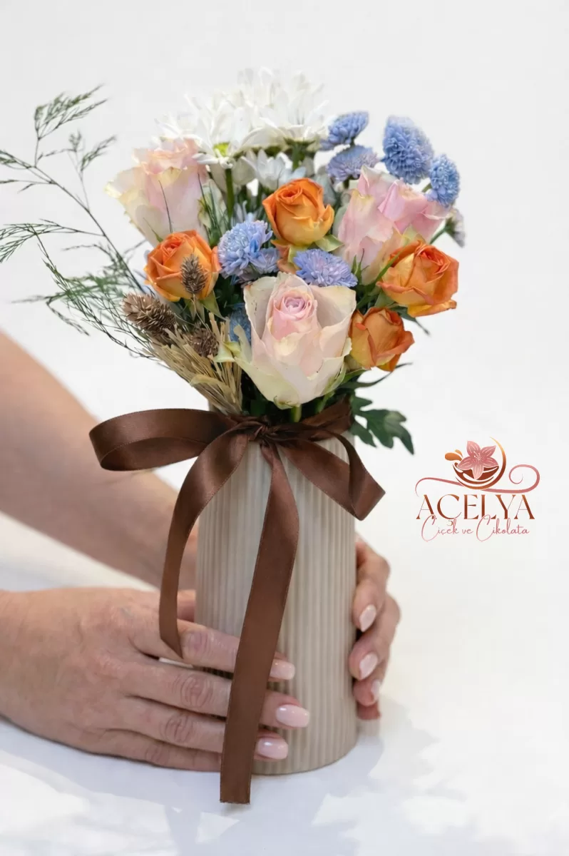 Seramik Vazoda Pastel Bahar Çiçekleri Aranjmanı