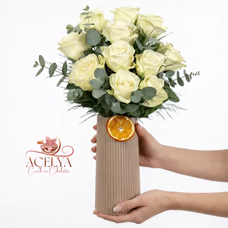 Seramik Vazoda Beyaz Gül Premium Aranjman