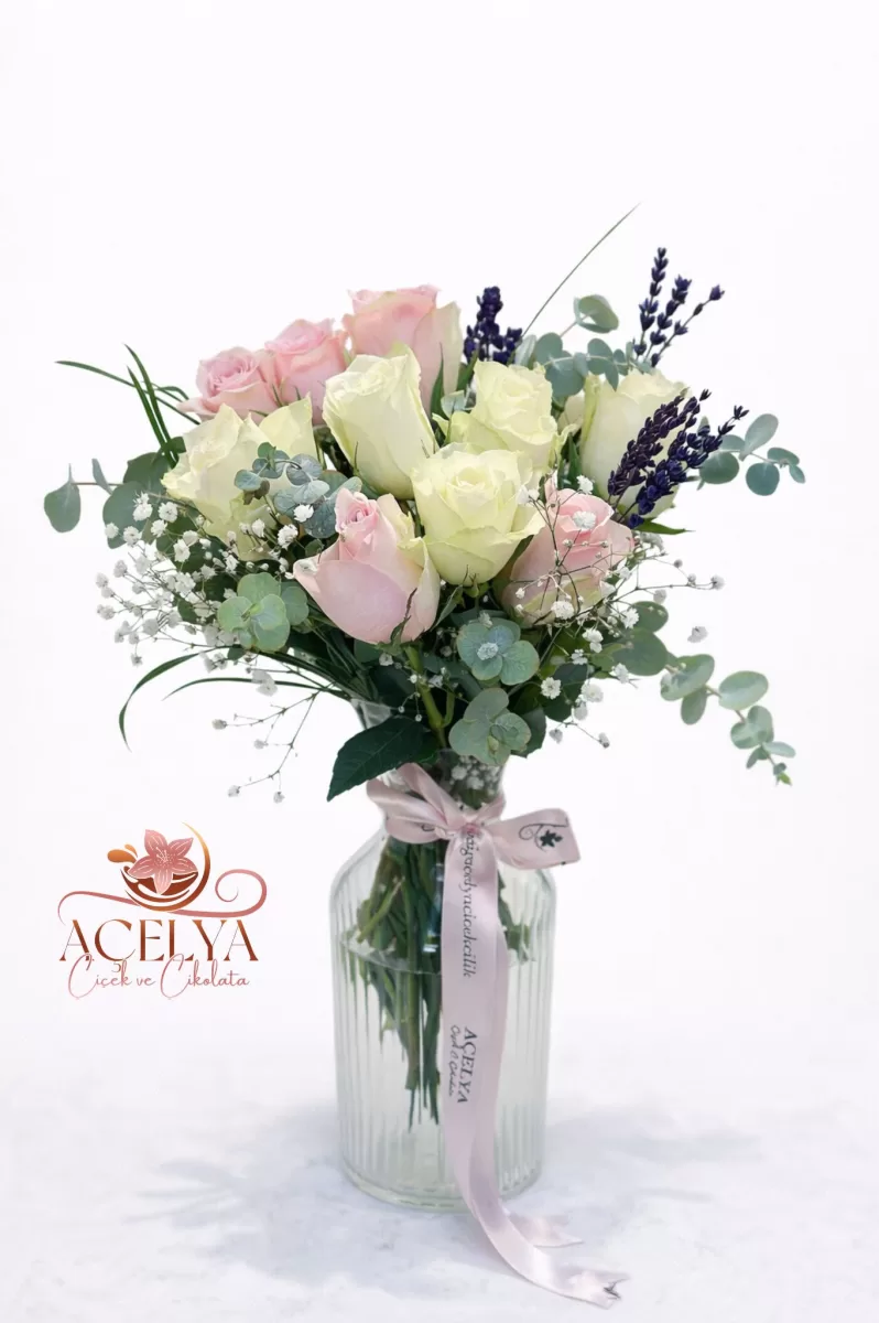 Cam Vazoda Pastel Gül & Lavanta Aranjmanı