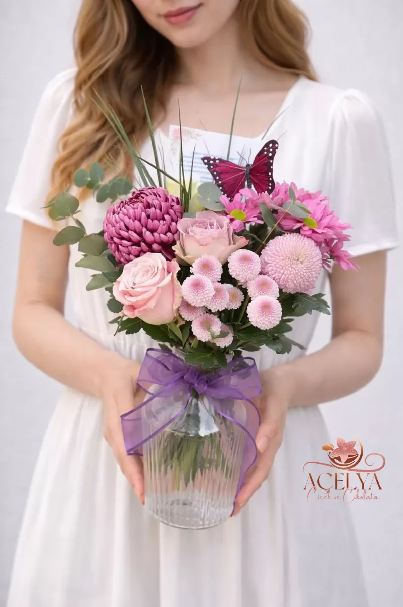 Kelebekli Cam Vazoda Romantik Çiçekler