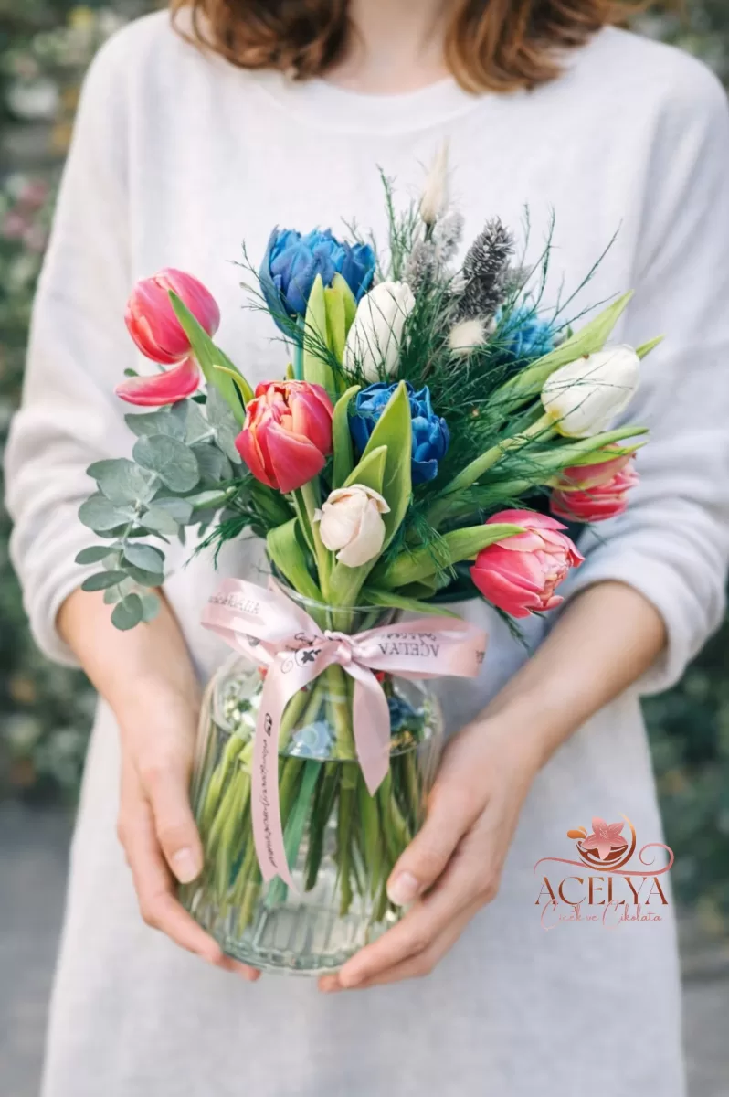 Renkli Lale Vazoda Bahar Aranjmanı