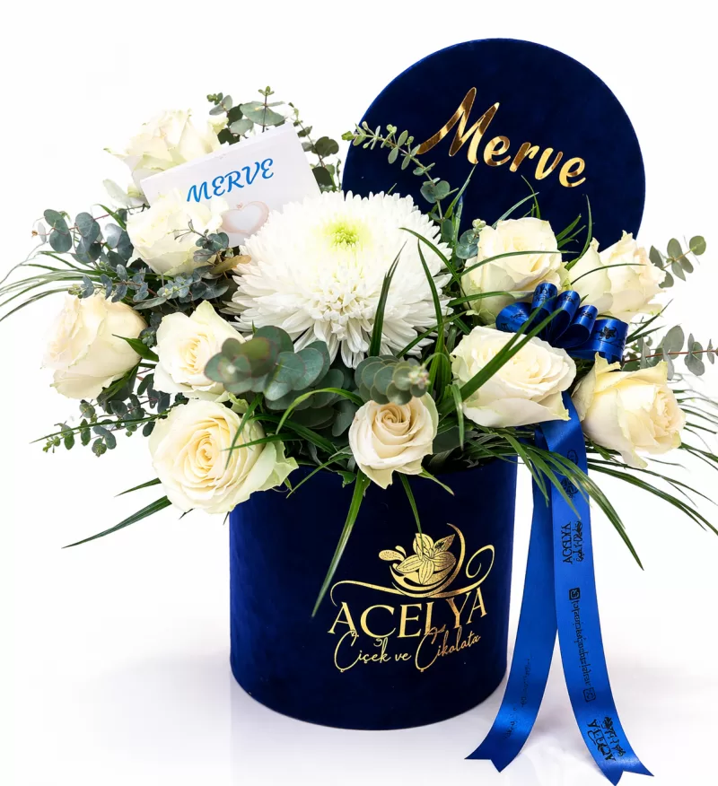Merve Özel Lacivert Kutuda Beyaz Gül Aranjmanı 