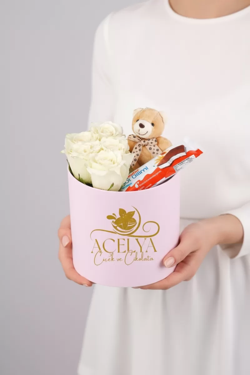 Pembe Kutuda Beyaz Gül & Ayıcık Sürpriz Seti 