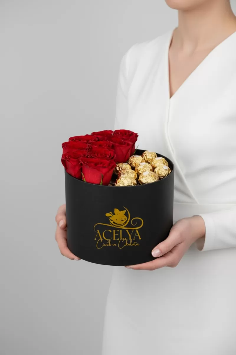 Siyah Kutuda Kırmızı Gül & Ferrero Rocher Aşk Kutusu 