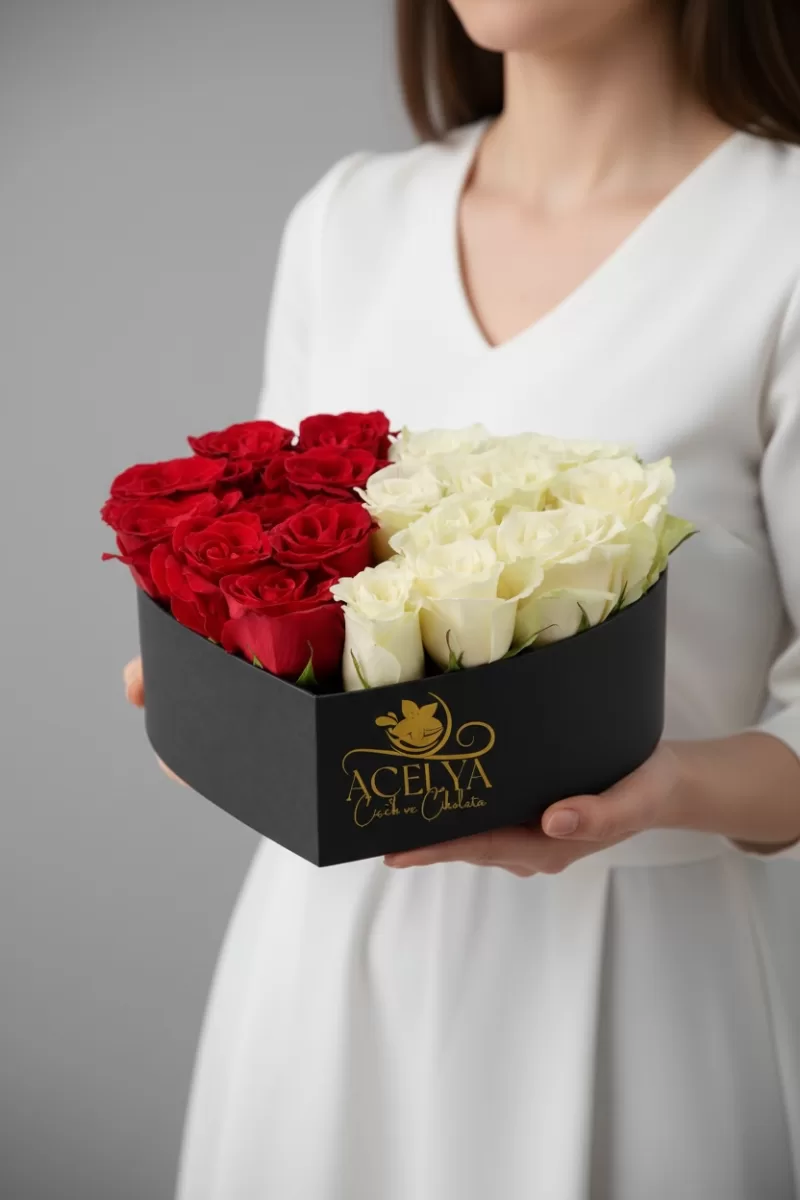 Siyah Kalp Kutuda Kırmızı & Beyaz Gül Love Koleksiyonu 