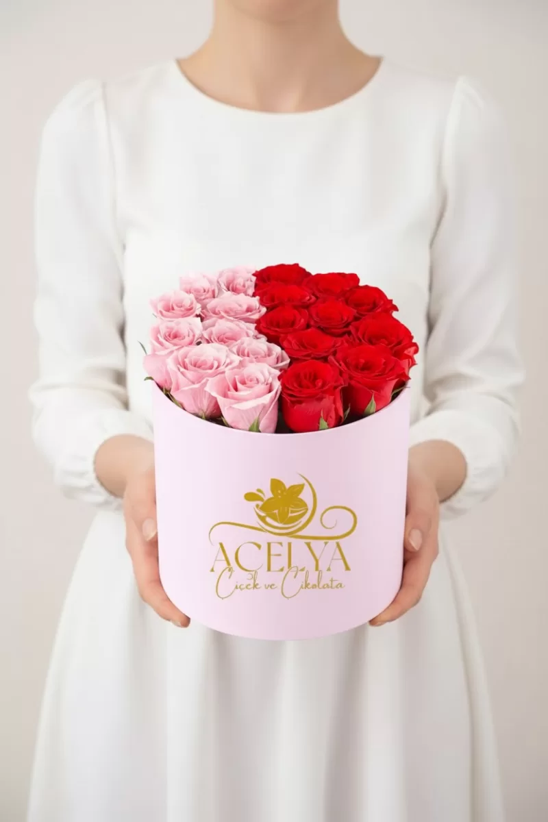 Pembe Kutuda Yarım Yarım Gül (Pembe & Kırmızı) Aşk Serisi 