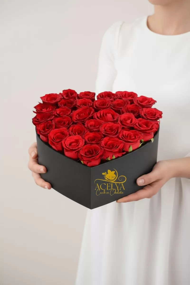 Siyah Kalp Kutuda Kırmızı Gül Grand Love 