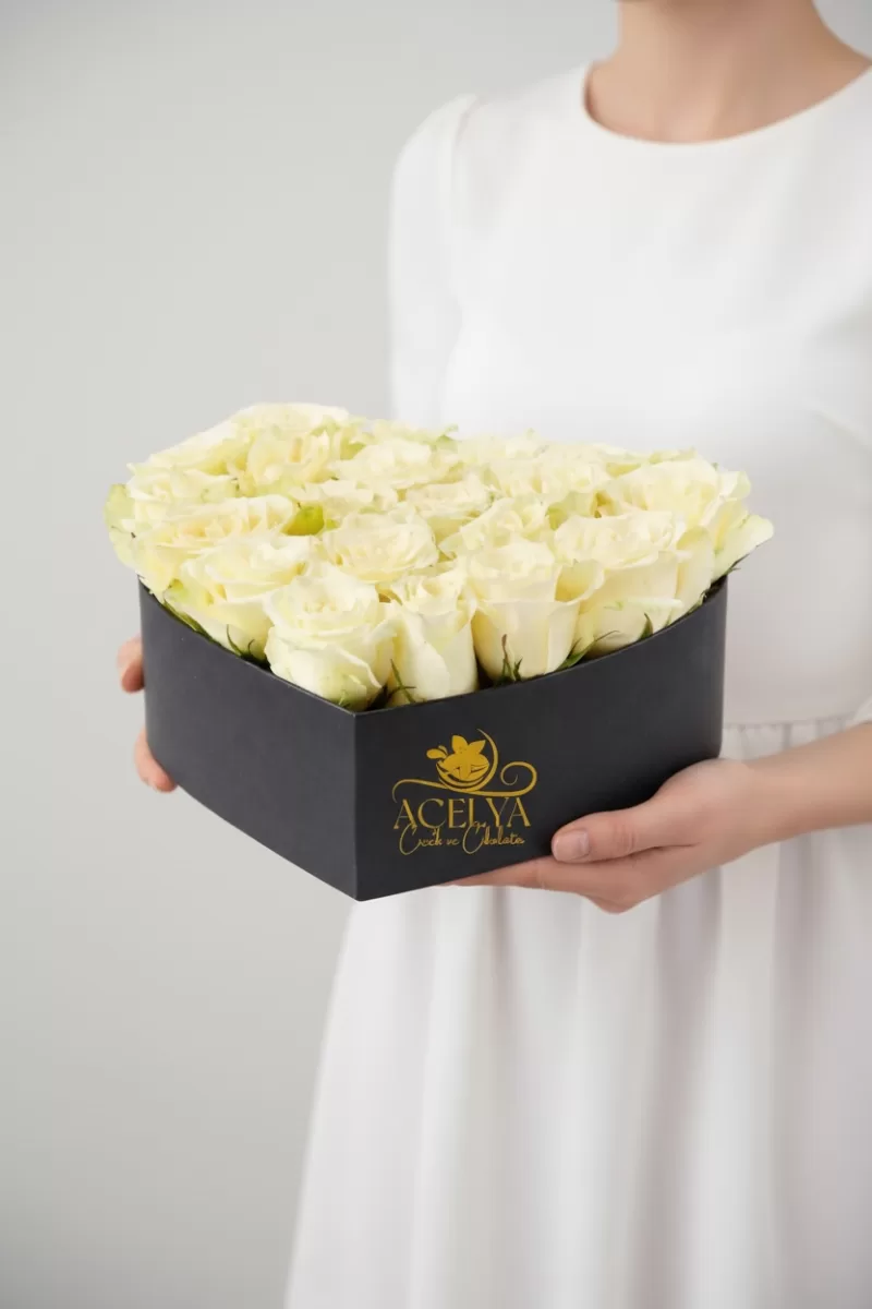 Siyah Kalp Kutuda Beyaz Gül Saf Zarafet 