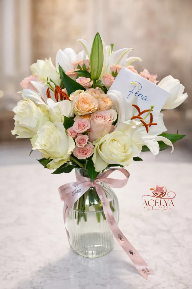 Cam Vazoda Lilyum ve Gül Aranjmanı