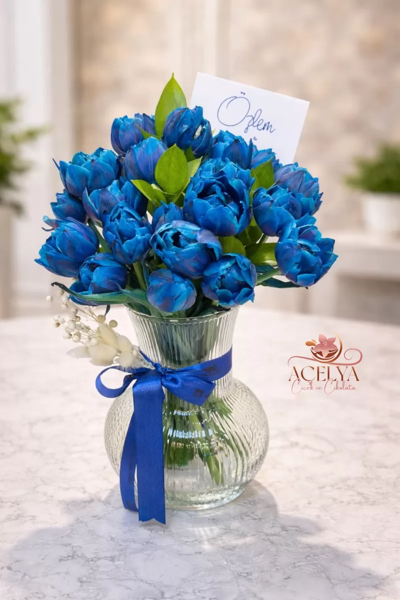 Mavi Lale Vazoda Şık Tasarım