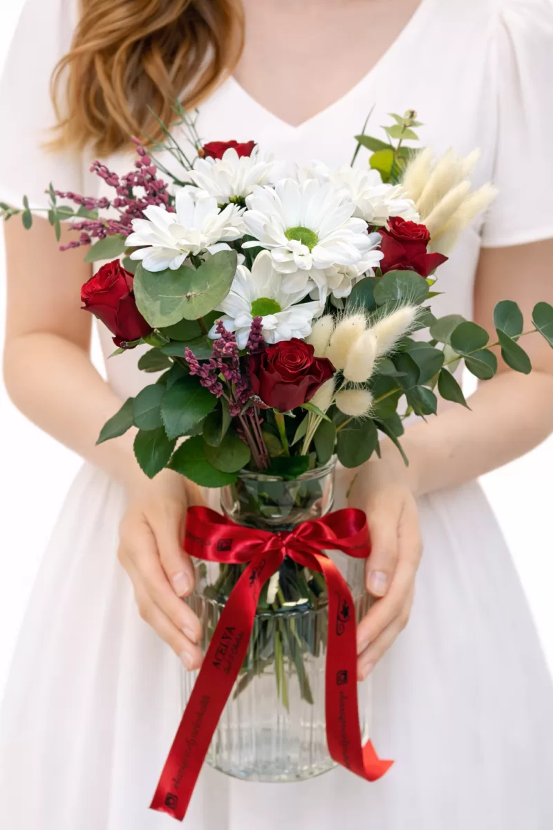 Cam Vazoda Kırmızı Güllü Papatya Aranjmanı