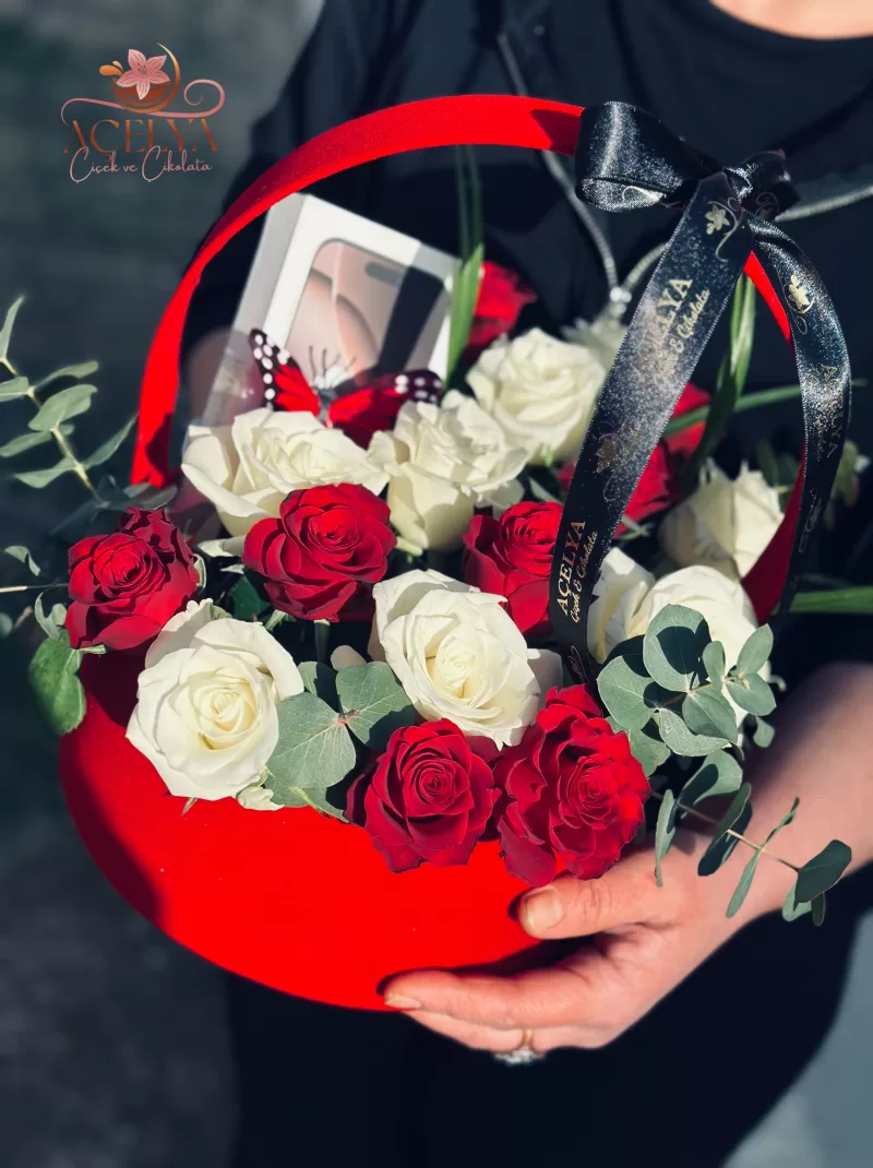 Kırmızı Beyaz Güllü Kalp Kutusu