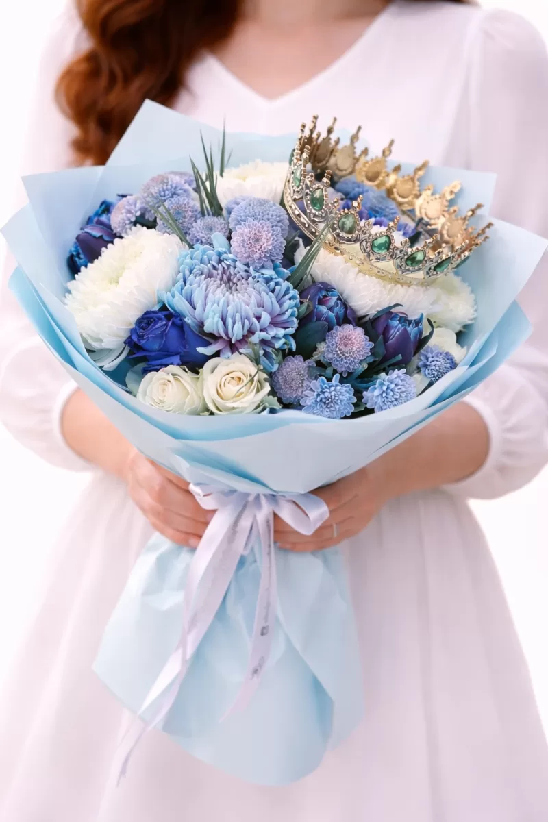 Taç Detaylı Mavi Premium Buket