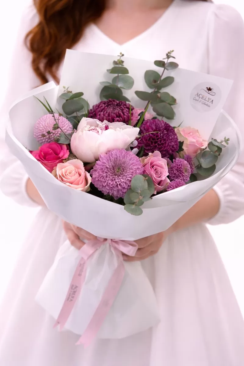 Beyaz Ambalajlı Şakayık ve Gül Buketi